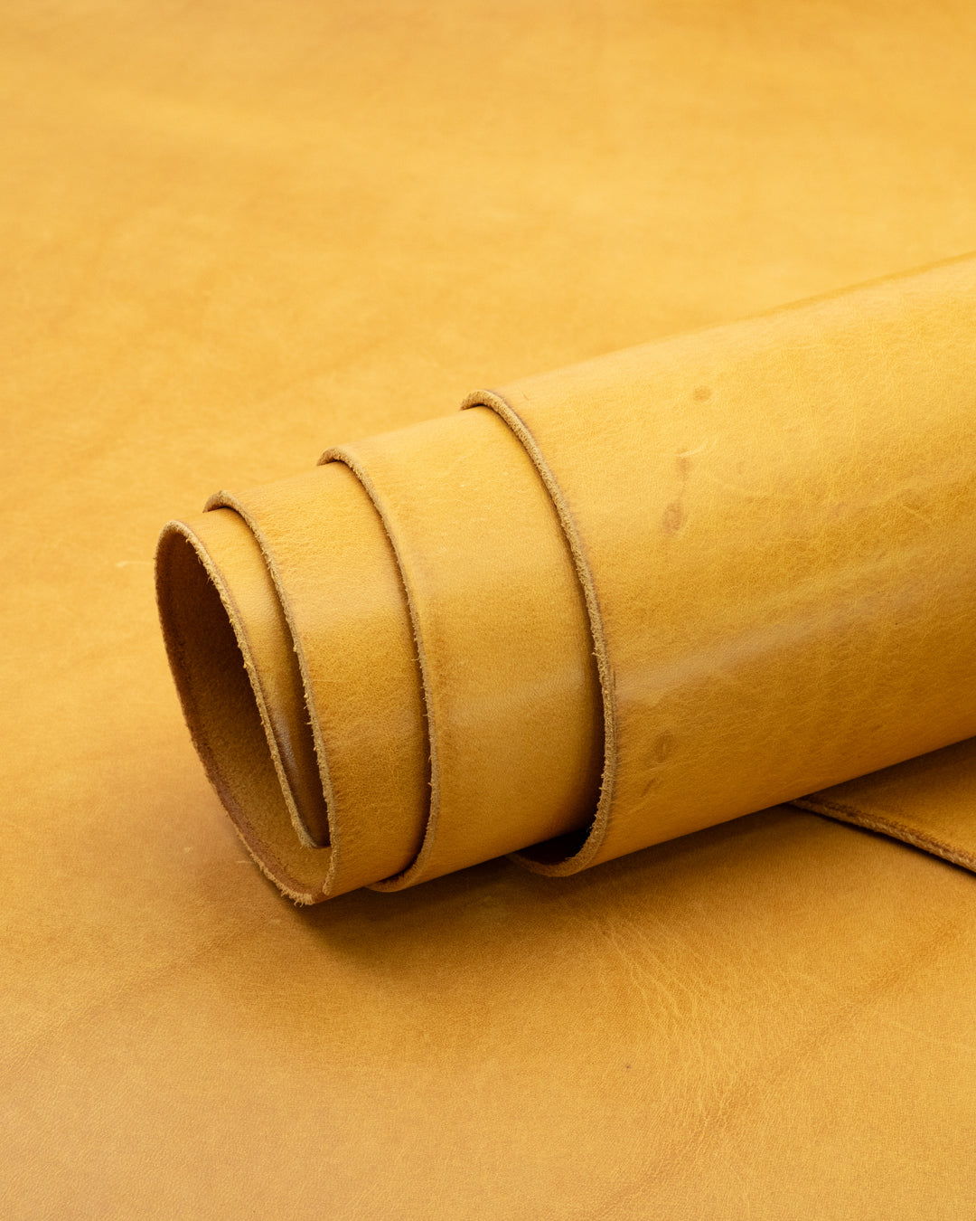 Monza Collection I Shiny vegetable tanned harness leather (4 - 5 oz.)