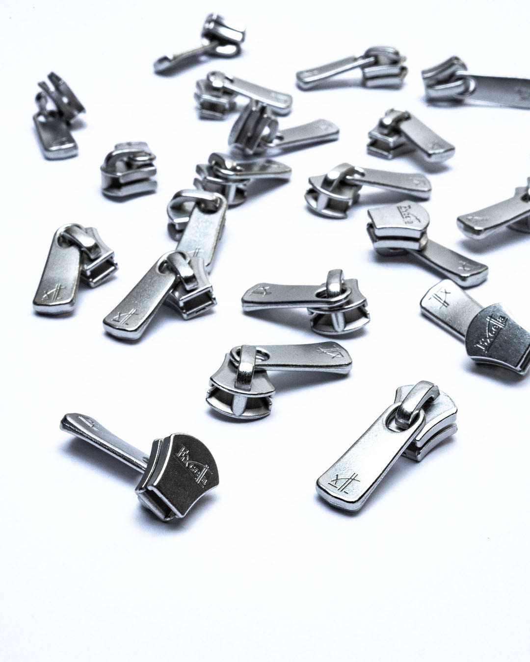 Luxury Excella® slider with puller for zippers
