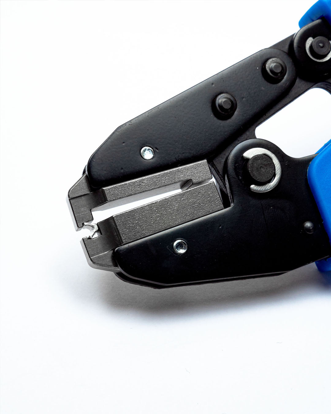 Zipper tool for making a zipper