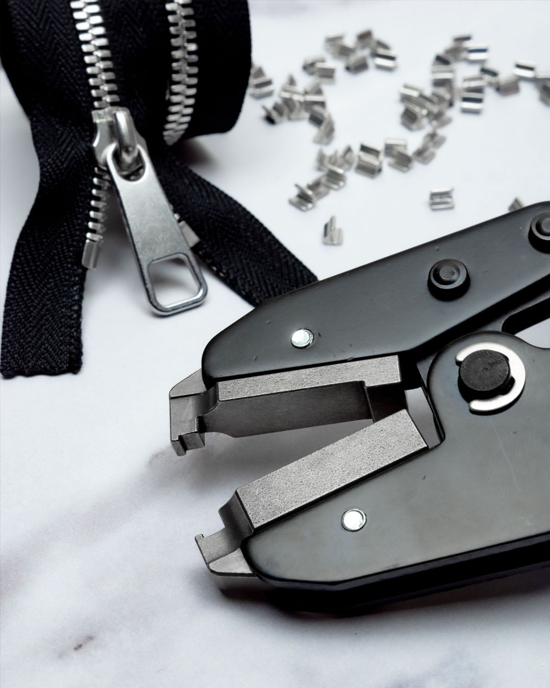 Zipper tool for making a zipper