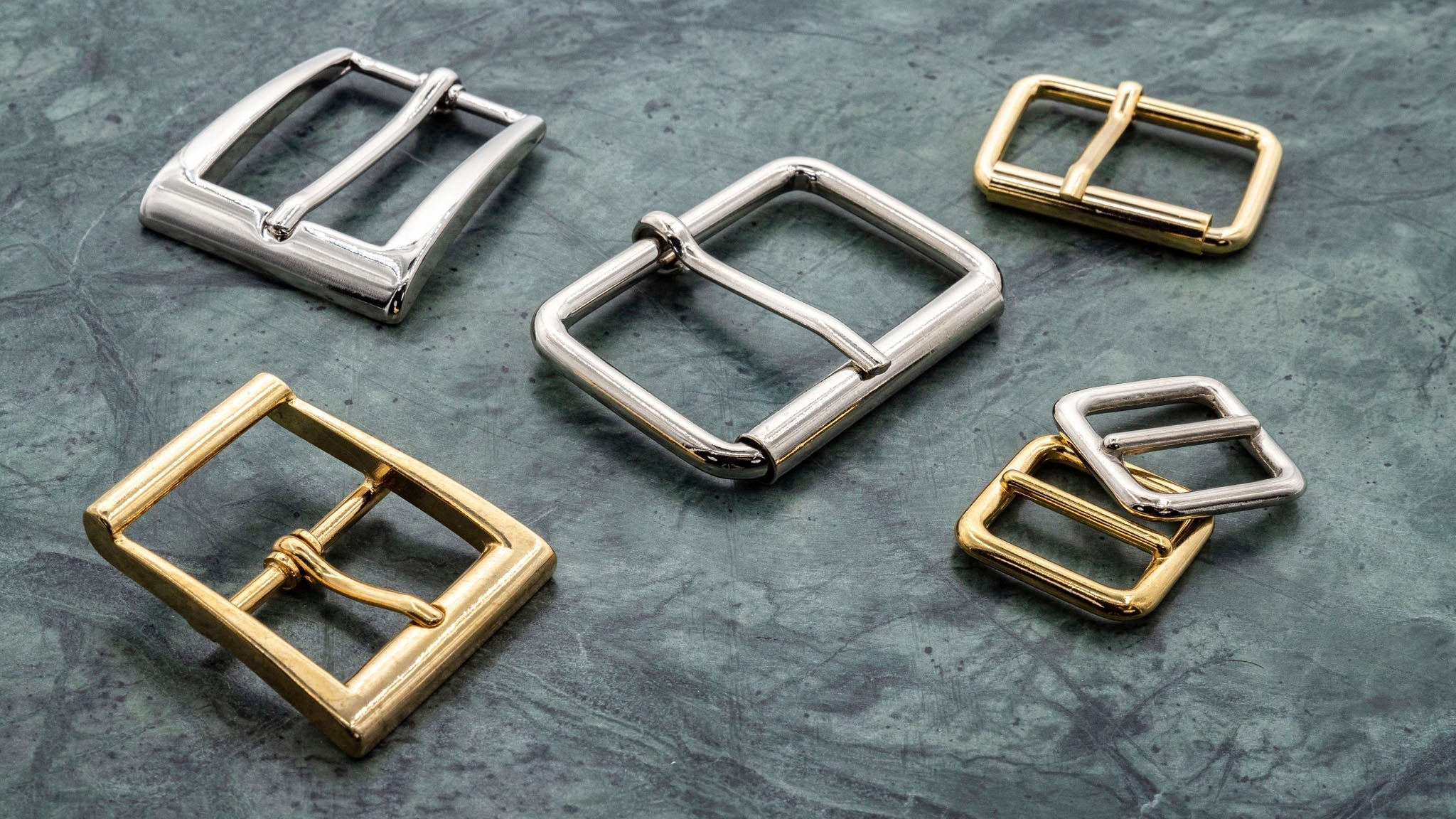 D-shaped buckle with center bar for leather accessories
